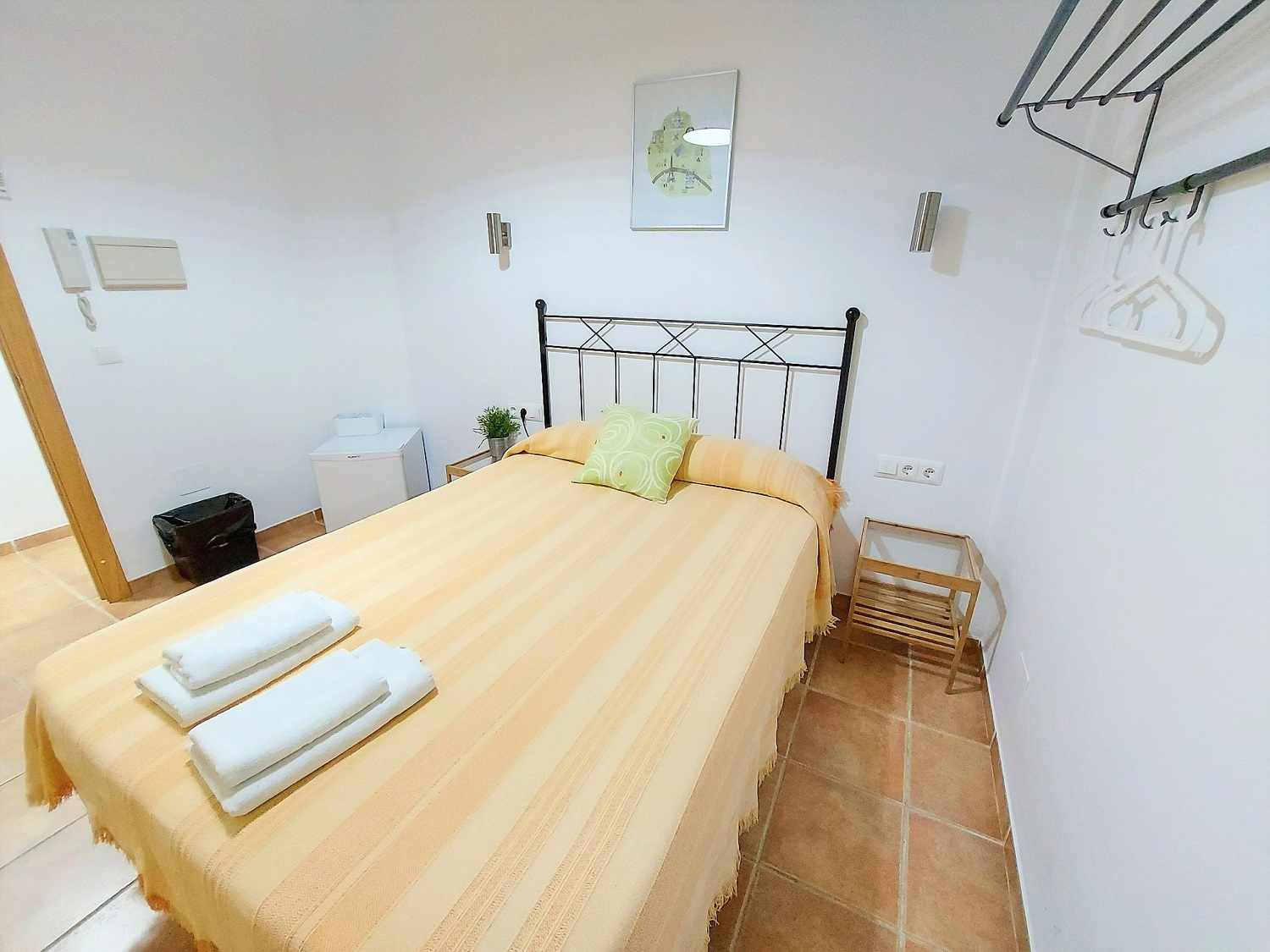 Centusur Nerja B3 - Private room with ensuite bathroom and rooftop sun terrace